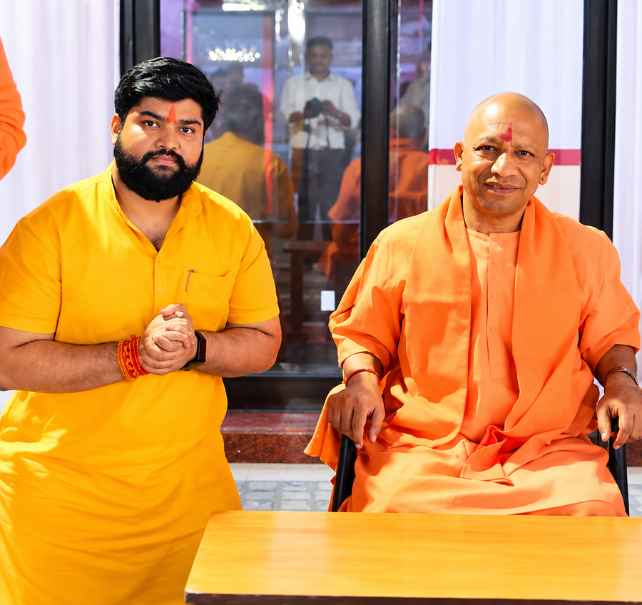 श्री योगी आदित्यनाथ जी के साथ आयुष त्यागी (काकड़ा)